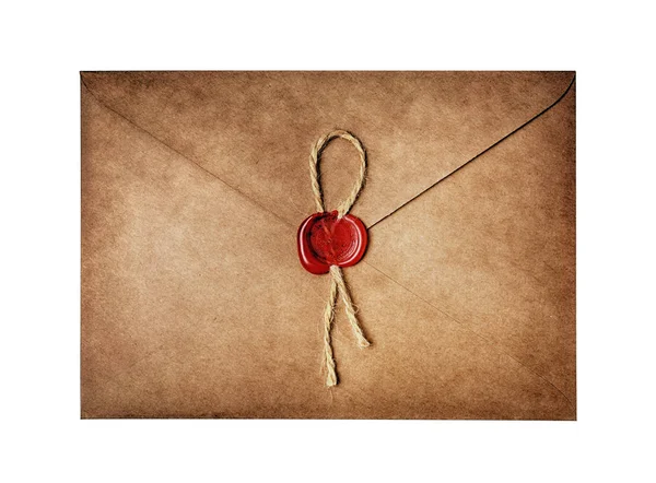 Envelope artesanal vintage com selo de cera vermelha para correspondência — Fotografia de Stock