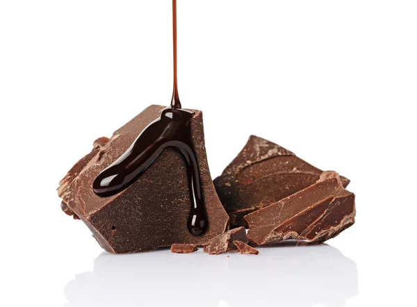 초콜릿 청크 블랙의 근접 조각 액체 초콜릿을 부 어 — 스톡 사진