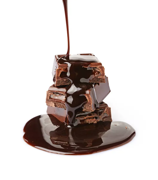用倒入液体巧克力的巧克力棒做特写 — 图库照片