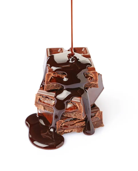 Gros plan morceaux de barre de chocolat avec remplissage versé chocolat liquide — Photo