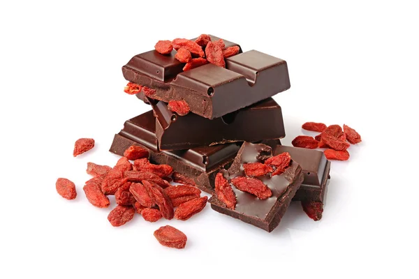 Gros plan morceaux de barre de chocolat noir avec des baies de Goji séchées — Photo