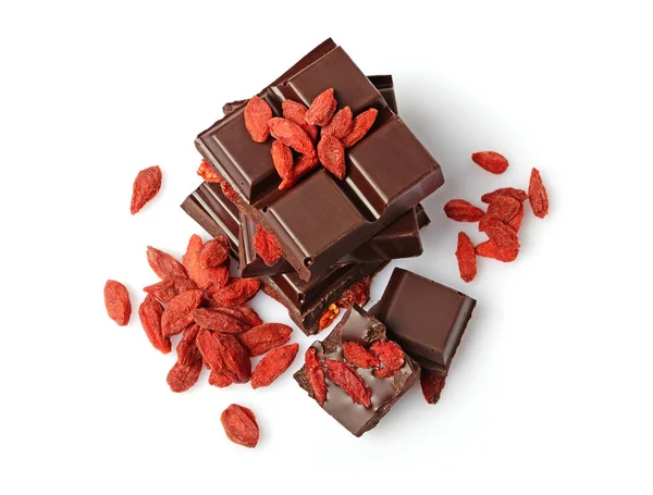 Крупным планом кусочки темного шоколада с сушеными ягодами Годжи — стоковое фото