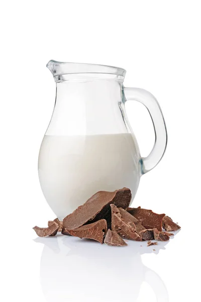 Pezzi Cioccolato Brocca Con Latte Isolato Sfondo Bianco — Foto Stock