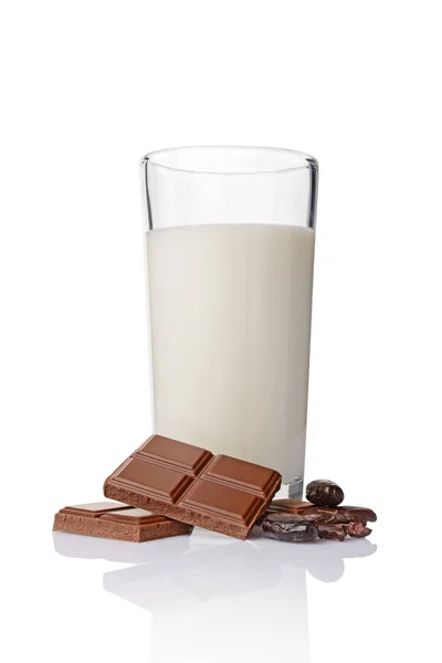 Pedaços de barra de chocolate close-up com grãos de cacau e copo de leite — Fotografia de Stock