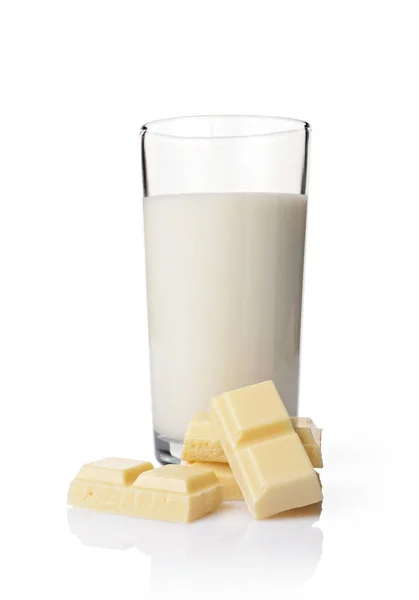 Primer plano pedazo de barra de chocolate blanco con vaso de leche — Foto de Stock