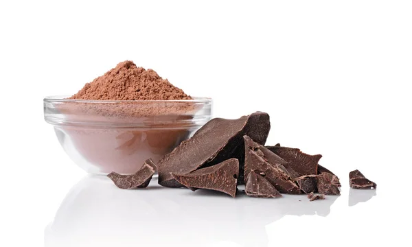 Trozos de chocolate negro con tazón de vidrio de cacao en polvo —  Fotos de Stock