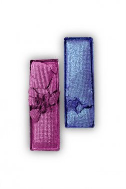 Dikdörtgen parlak mor ve mavi ezilmiş göz farı makyaj kozmetik ürünü örnek olarak