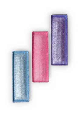 Dikdörtgen parlak mavi, pembe ve mor göz farı makyaj kozmetik ürünü örnek olarak