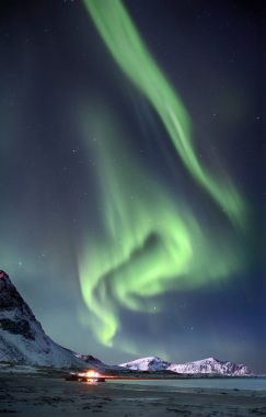 Norveç'te Kuzey sahilde dağlar yukarıda gökyüzü Kutup ışıkları