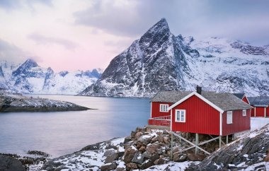 Güzel gündoğumu yatay, geleneksel Norveç balıkçı kulübeleri Lofoten Adaları, Norveç