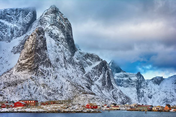 Wunderschöne Winterlandschaft mit malerischem Fischerdorf auf den Lofoten, Norwegen — Stockfoto