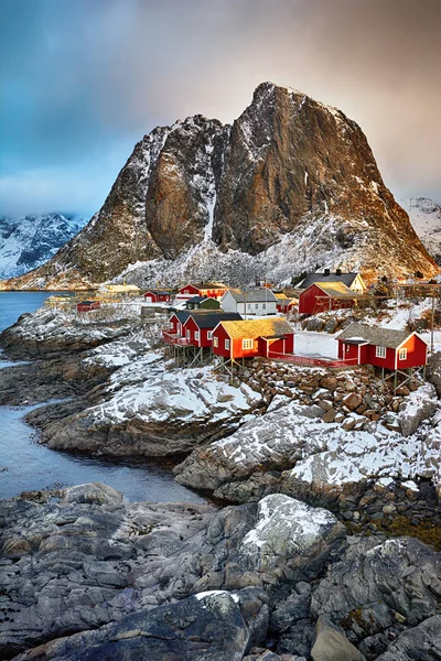 Bellissimo paesaggio all'alba del pittoresco villaggio di pescatori nelle isole Lofoten, Norvegia — Foto Stock
