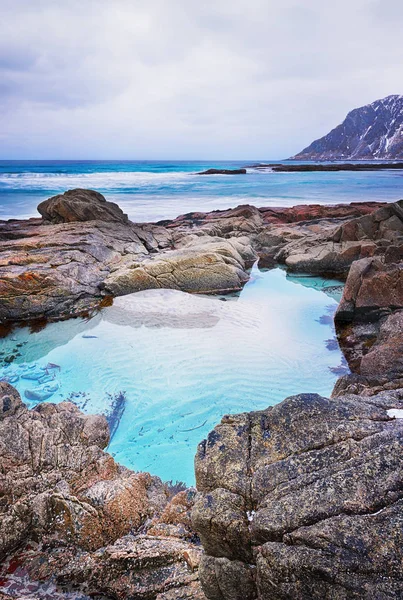 美丽的挪威风景风景如画的石头在北极海滩冷挪威海 — 图库照片