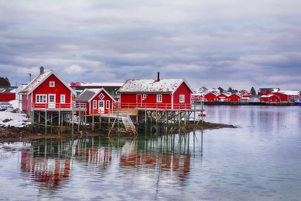 Prachtige winterlandschap met traditionele Noorse visserij hutten in Lofoten eilanden — Stockfoto