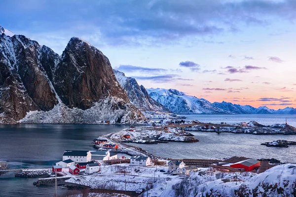 Prachtige zonsopgang landschap van pittoreske vissersdorp in de Lofoten eilanden, Noorwegen — Stockfoto