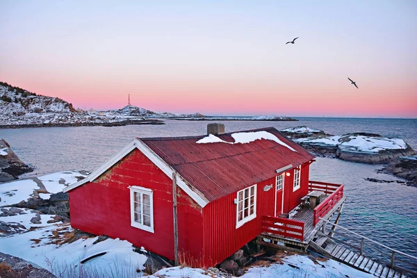 Wunderschöne Sonnenaufgangslandschaft mit traditioneller norwegischer Fischerhütte auf den Lofoten — Stockfoto