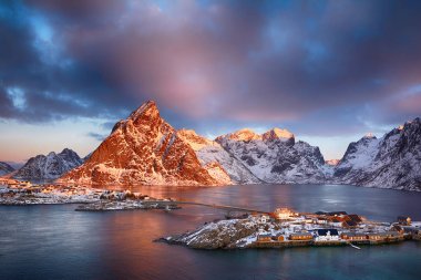 Güzel gündoğumu peyzaj pitoresk balıkçı köyü Lofoten Adaları, Norveç