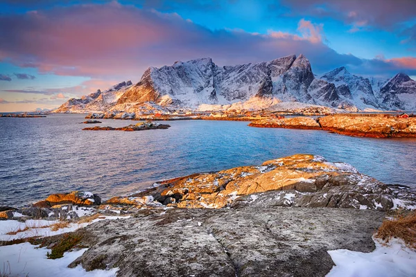 Wunderschöne Sonnenaufgangslandschaft eines malerischen Fischerdorfes auf den Lofoten, Norwegen — Stockfoto