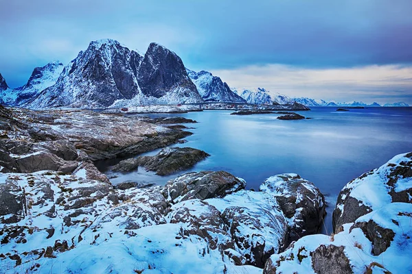 Blå timmen. Vackra vinterlandskap av pittoreska berg i Lofoten öarna — Stockfoto