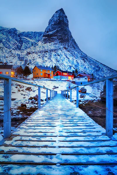 Blaue Stunde. wunderschöne Winterlandschaft mit traditionellen norwegischen Fischerhütten rorbu — Stockfoto