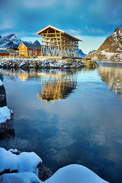 Bellissimo paesaggio invernale con tradizionali capanne da pesca norvegesi rorbu — Foto Stock