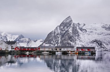 Güzel kış manzara limanın balıkçı teknesi ve geleneksel Norveç rorbus