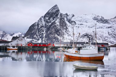 Güzel kış manzara limanın balıkçı teknesi ve geleneksel Norveç rorbus