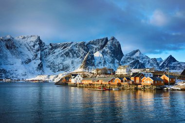 Güzel kış manzara pitoresk balıkçı köyü Lofoten Adaları, Norveç