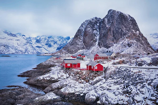 Winterlandschap van pittoreske vissersdorp met rode rorbus in de bergen van de Lofoten eilanden — Stockfoto