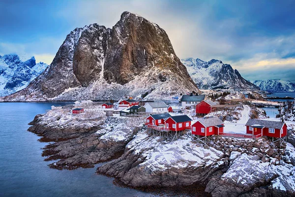 Paesaggio invernale di pittoresco villaggio di pescatori con rorbus rosso nelle montagne delle isole Lofoten — Foto Stock