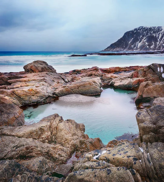 Hermoso paisaje noruego de pintoresca playa ártica en el frío mar de Noruega —  Fotos de Stock