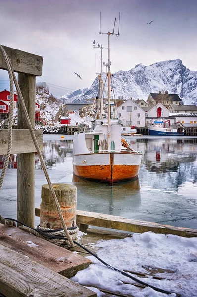 Bellissimo paesaggio invernale del porto con barca da pesca e tradizionale rorbus norvegese — Foto Stock