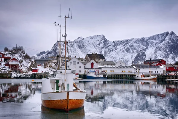 Prachtige winterlandschap van harbor met de vissersboot en traditionele Noorse rorbus — Stockfoto