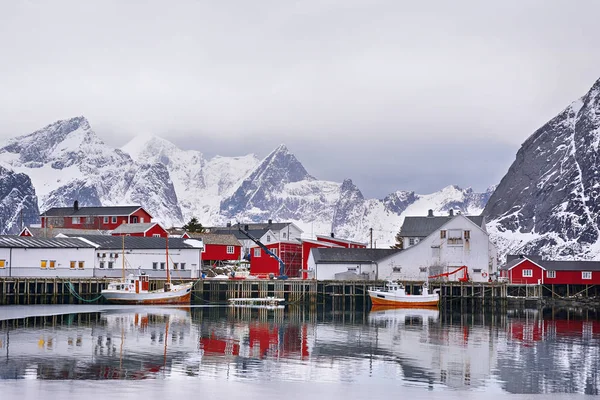 Prachtige winterlandschap van harbor met de vissersboot en traditionele Noorse rorbus — Stockfoto