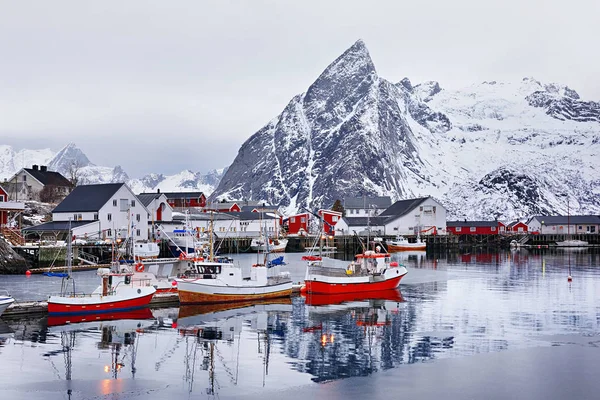 Prachtige winterlandschap van harbor met de vissersboot en traditionele Noorse rorbus — Stockfoto