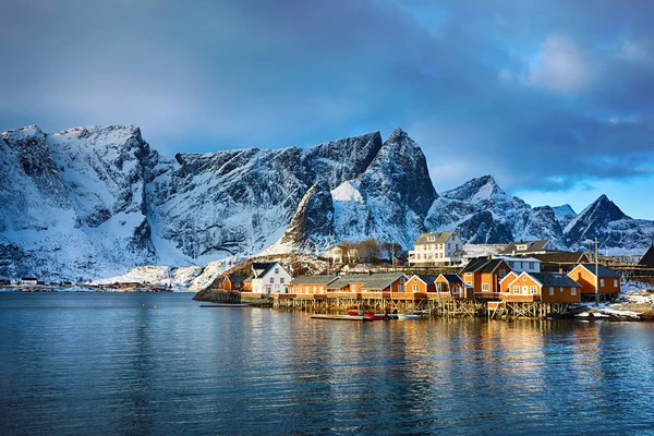 Bellissimo paesaggio invernale di pittoresco villaggio di pescatori nelle isole Lofoten, Norvegia — Foto Stock