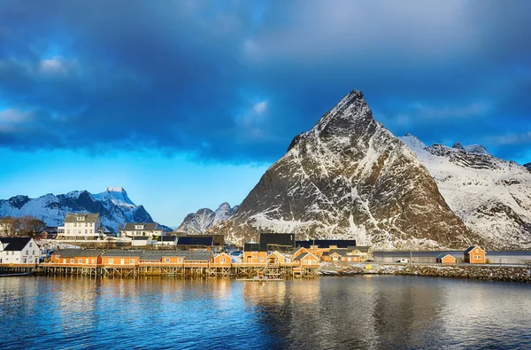 Prachtige winterlandschap van pittoreske vissersdorp Lofoten eilanden, Noorwegen — Stockfoto