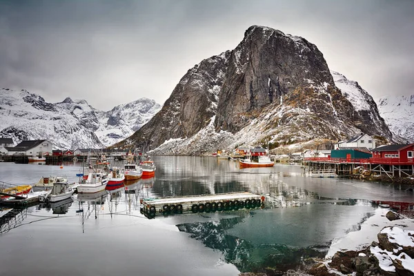 Vackra vinterlandskap av hamnen med fiskebåtar — Stockfoto
