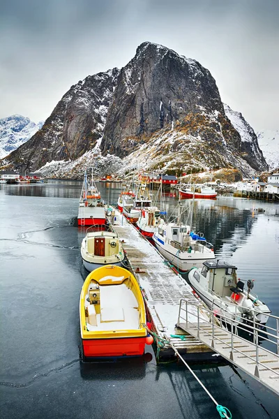 Schöne Winterlandschaft des Hafens mit Fischerbooten — Stockfoto
