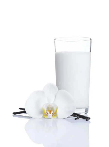 Vanilj Pinnar Med Blomma Och Ett Glas Mjölk Som Ingrediens — Stockfoto