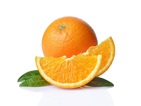 Verse Rijpe Oranje Vrucht Met Segmenten Bladeren Geïsoleerd Witte Achtergrond — Stockfoto