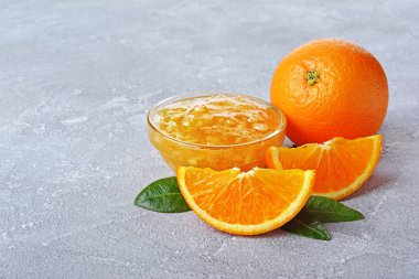 Taze olgun turuncu meyve reçeli cam kase ile