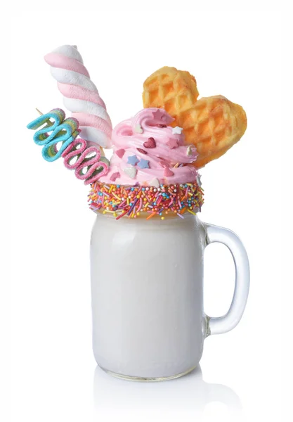 Crazy milkshake med rosa vispgrädde, marshmallow, våffla och färggrant godis i glasburk — Stockfoto