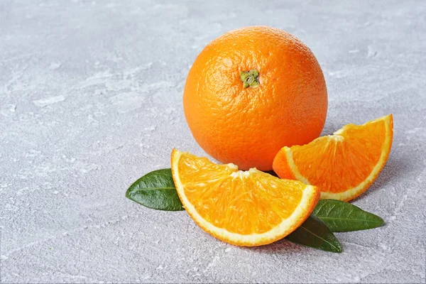 Frutta fresca matura all'arancia con fetta e foglie — Foto Stock