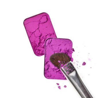 Fırça ve dikdörtgen ezilmiş göz farı yapmak için yukarı kozmetik ürünü beyaz arka plan üzerinde izole örnek olarak mor