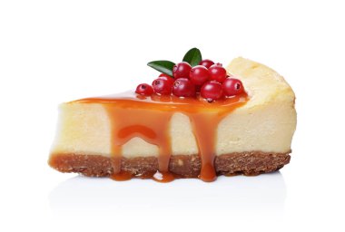 Yakın çekim lezzetli ev yapımı cheesecake taze kızılcık ve beyaz arka plan üzerinde izole karamel sos ile dilim