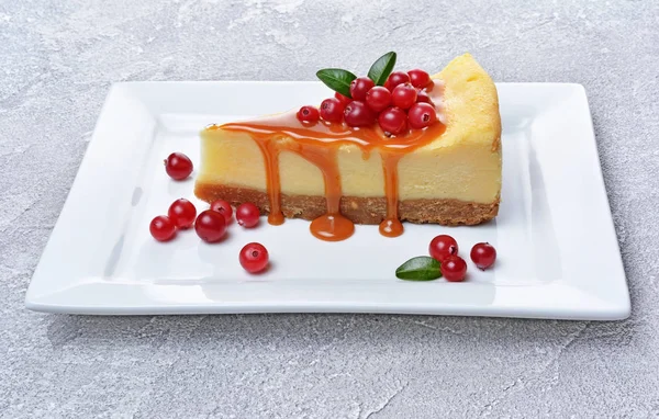 Fatia Close Delicioso Cheesecake Caseiro Com Cranberries Frescas Molho Caramelo — Fotografia de Stock