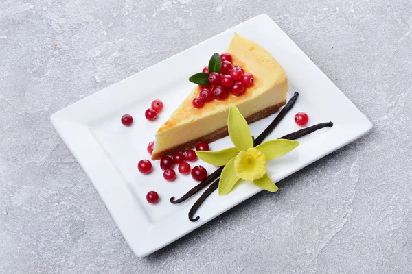 Fatia Close Delicioso Cheesecake Caseiro Com Cranberries Frescas Molho Caramelo — Fotografia de Stock