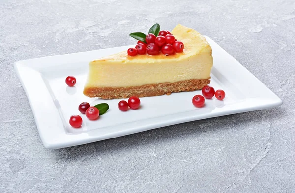 Fatia Close Delicioso Cheesecake Caseiro Com Cranberries Frescas Molho Caramelo — Fotografia de Stock
