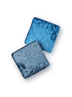 Kozmetik ürünü beyaz arka plan üzerinde izole örnek olarak mavi ezilmiş göz gölgeler için makyaj